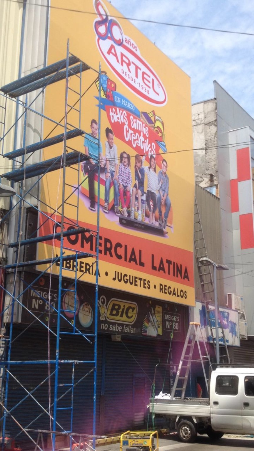 Gran gráfica publicitaria instalada en la fachada de un edificio