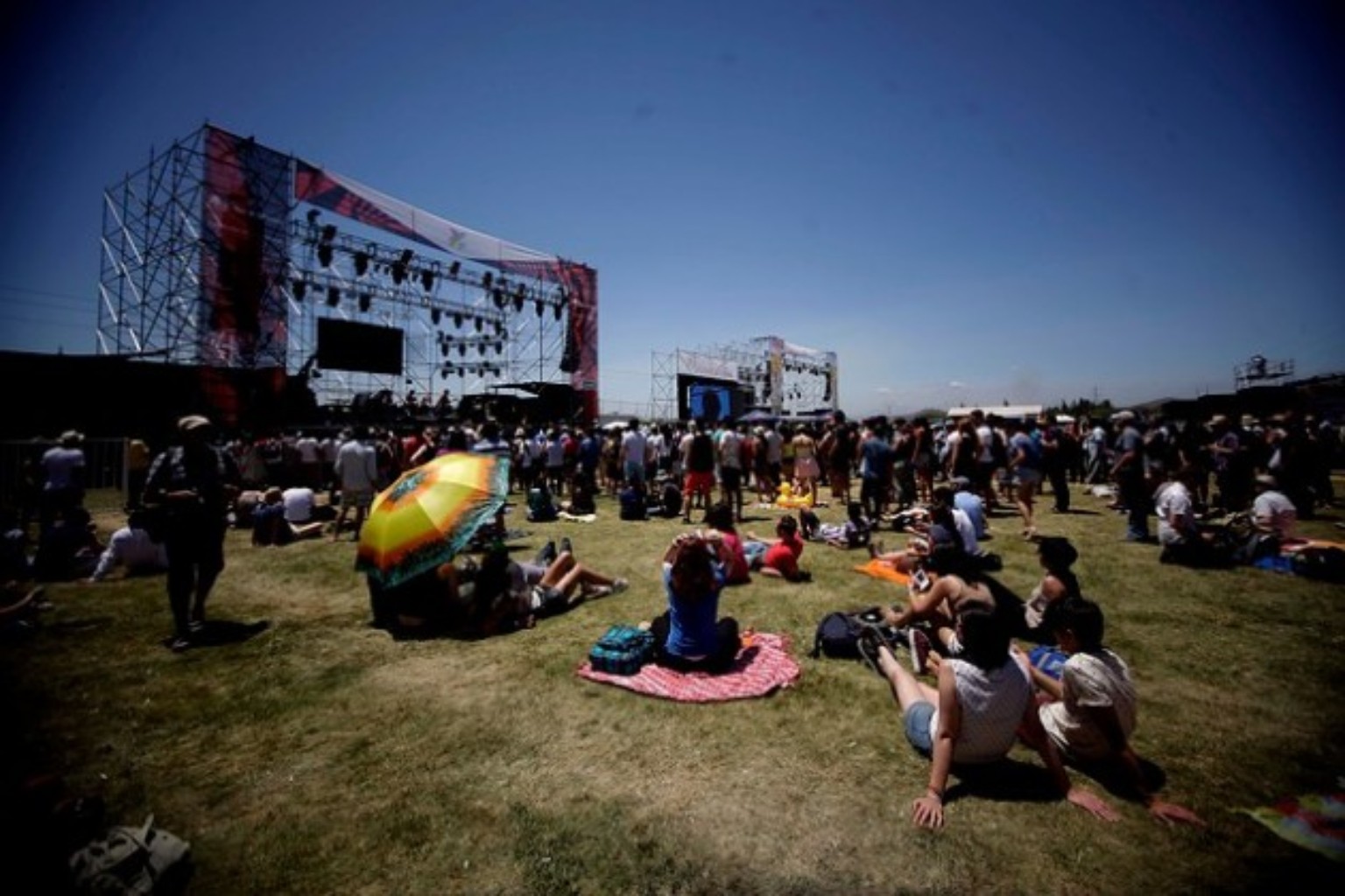 Escenario y público en una experiencia en vivo