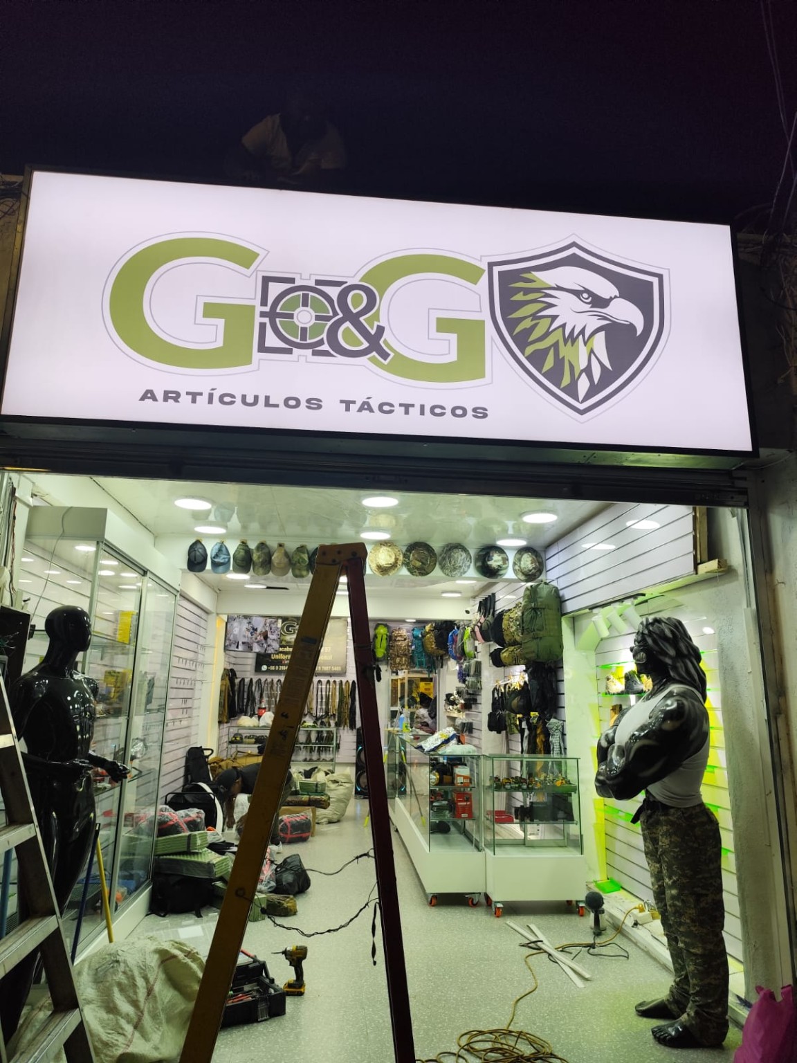 Fachada de una tienda con escaparate y marca visible