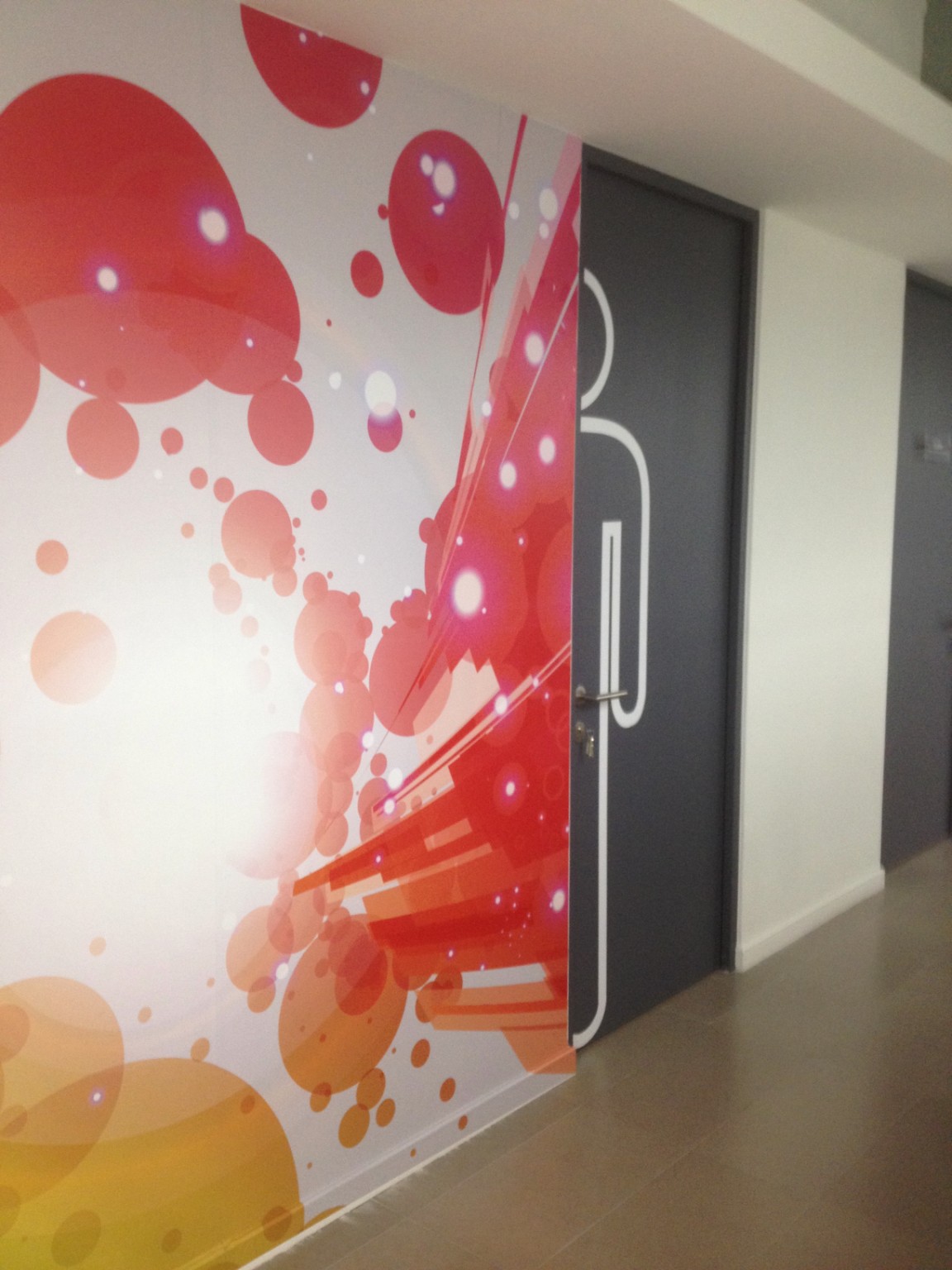 Muro interior intervenido con gráfica de colores