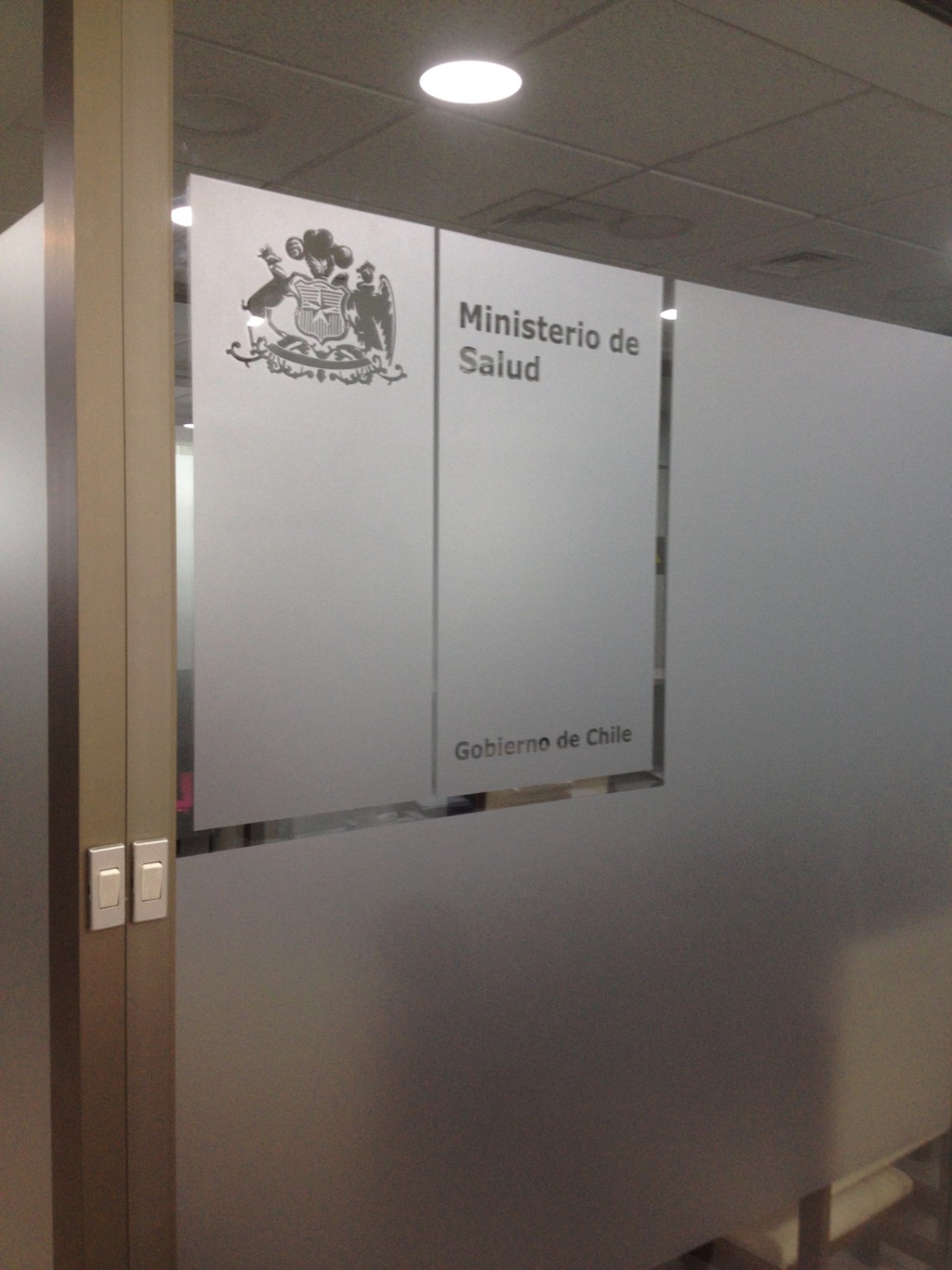 Vidrio esmerilado con gráfica institucional en oficina